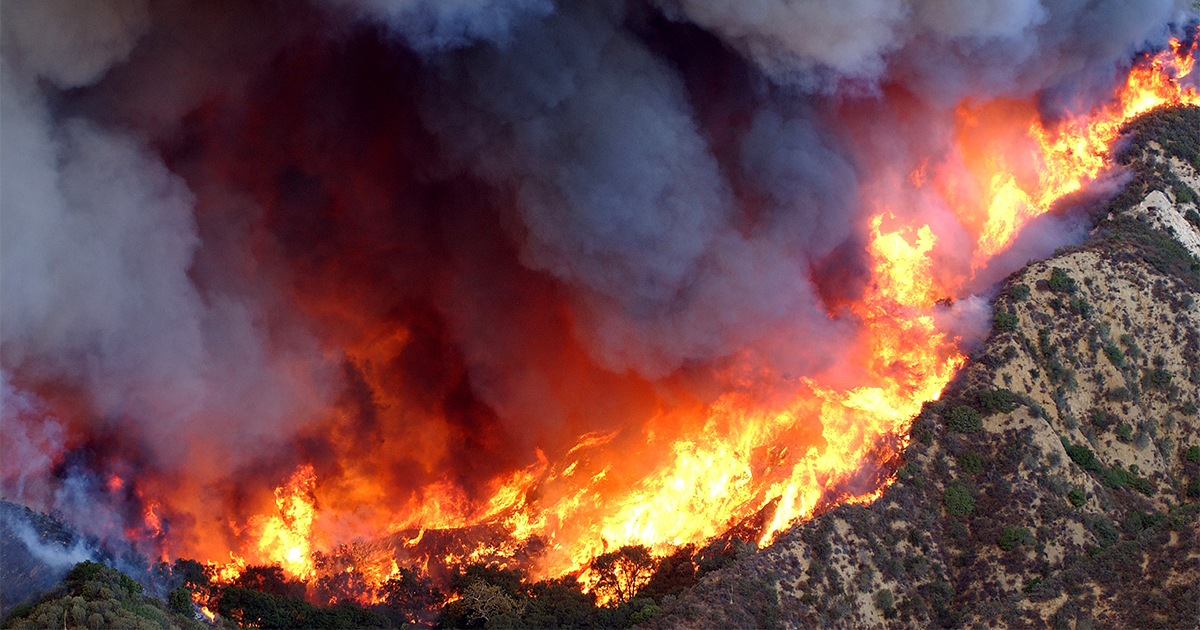 Fire raging in California's Simi Valley