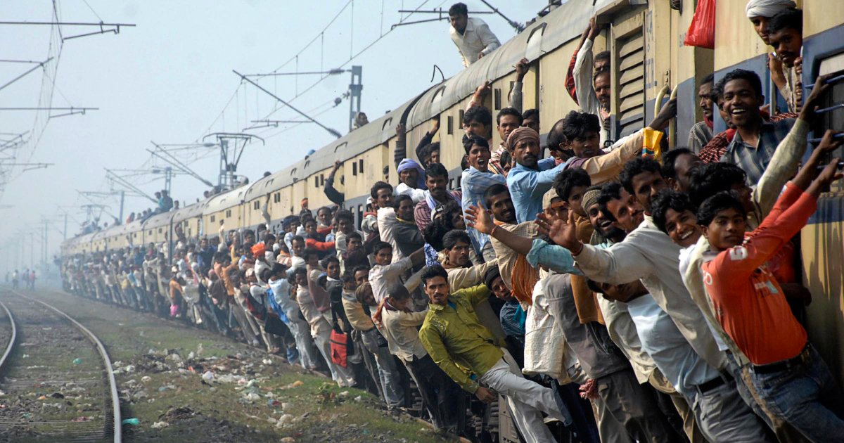 crowd hangs off train in India