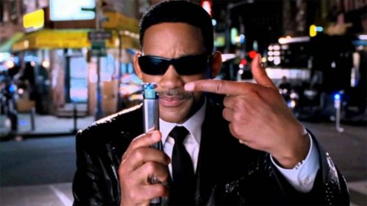 Will Smith holds up neuralizer in Men in Black